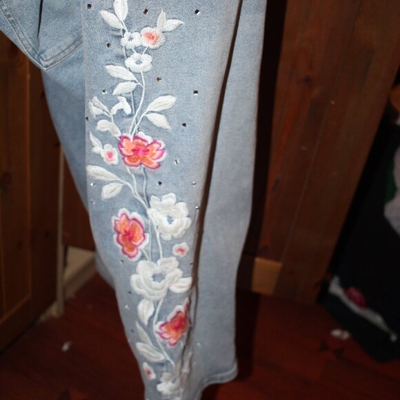 Lane Bryant Signiture Fit Straight Leg Crop Jean Embroidery and Rhinestone Sz 22 - Picture 5 of 13